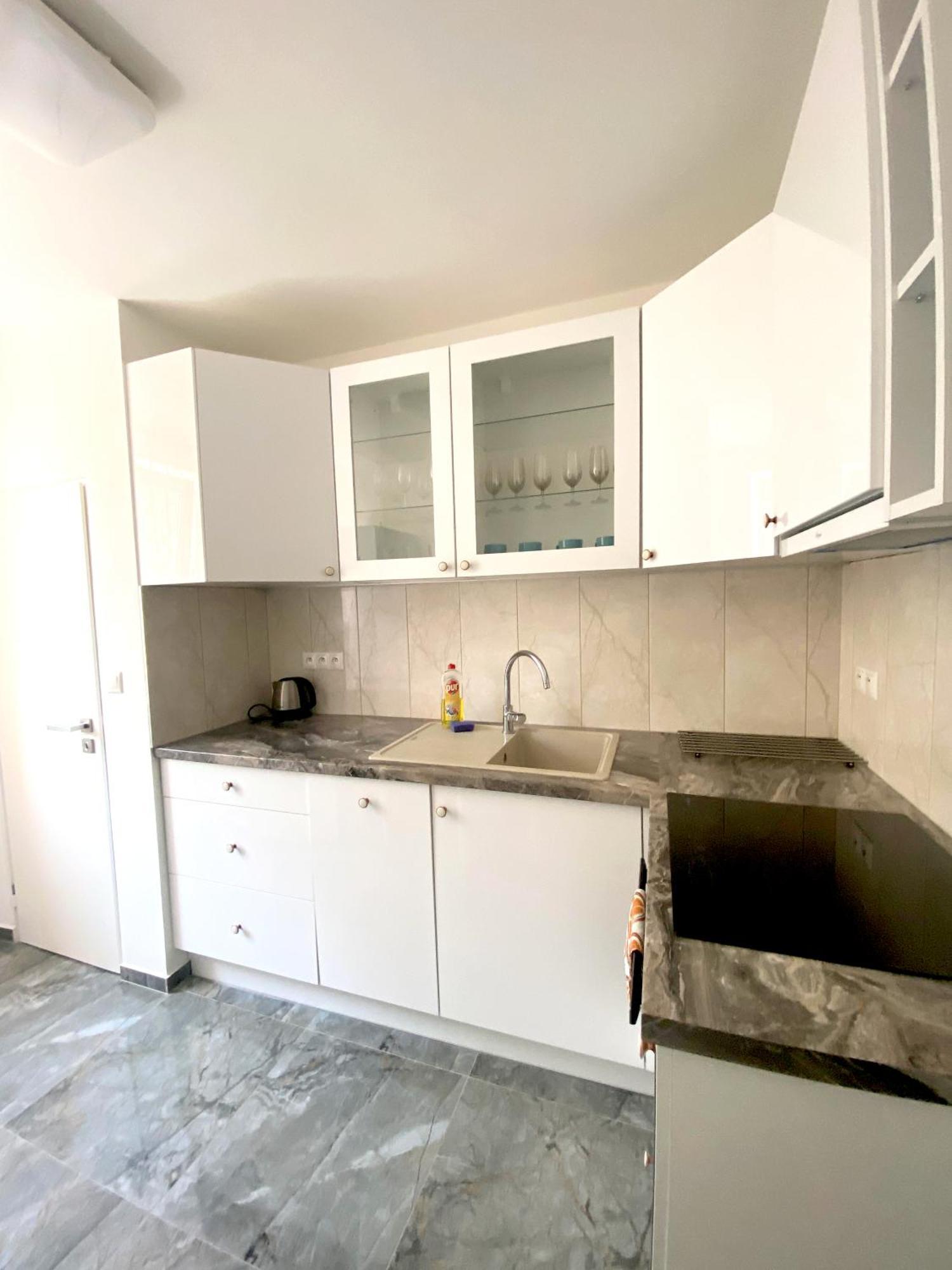 New Colorful Apartment With Big Balcony 布拉迪斯拉发 外观 照片